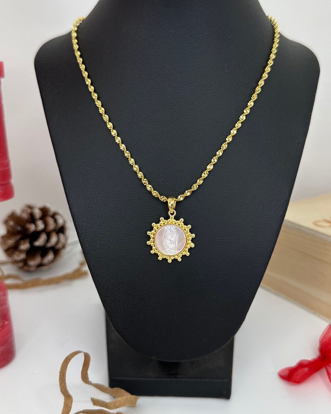 Collar Medalla Virgen Dorada - Imagen 2