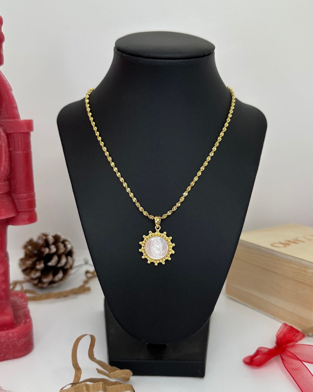 Collar Medalla Virgen Dorada